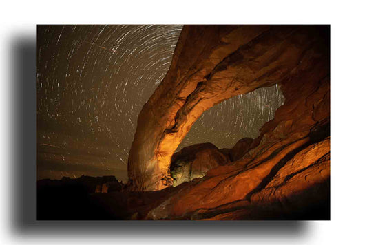 Arco de piedra con rastros de estrellas