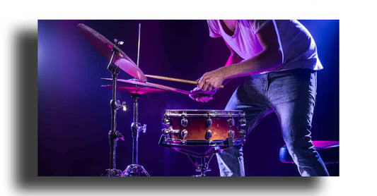 Baterista Tocando Frente a Pared Azul